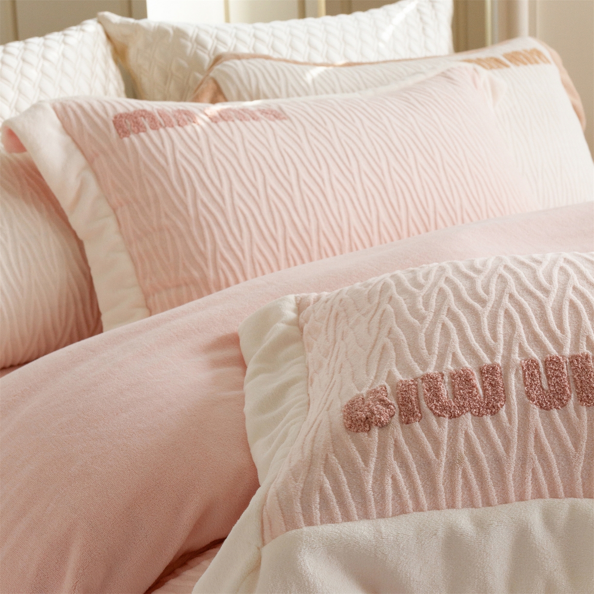 91家纺网 家纺一手货源 找家纺 馨蕊家居 2025新款意大利进口高精密刺绣拼角工艺秋冬法式高奢雪貂绒系列-绒雪芙 会员-10【券后控价358/378】 绒雪芙-蔷薇粉