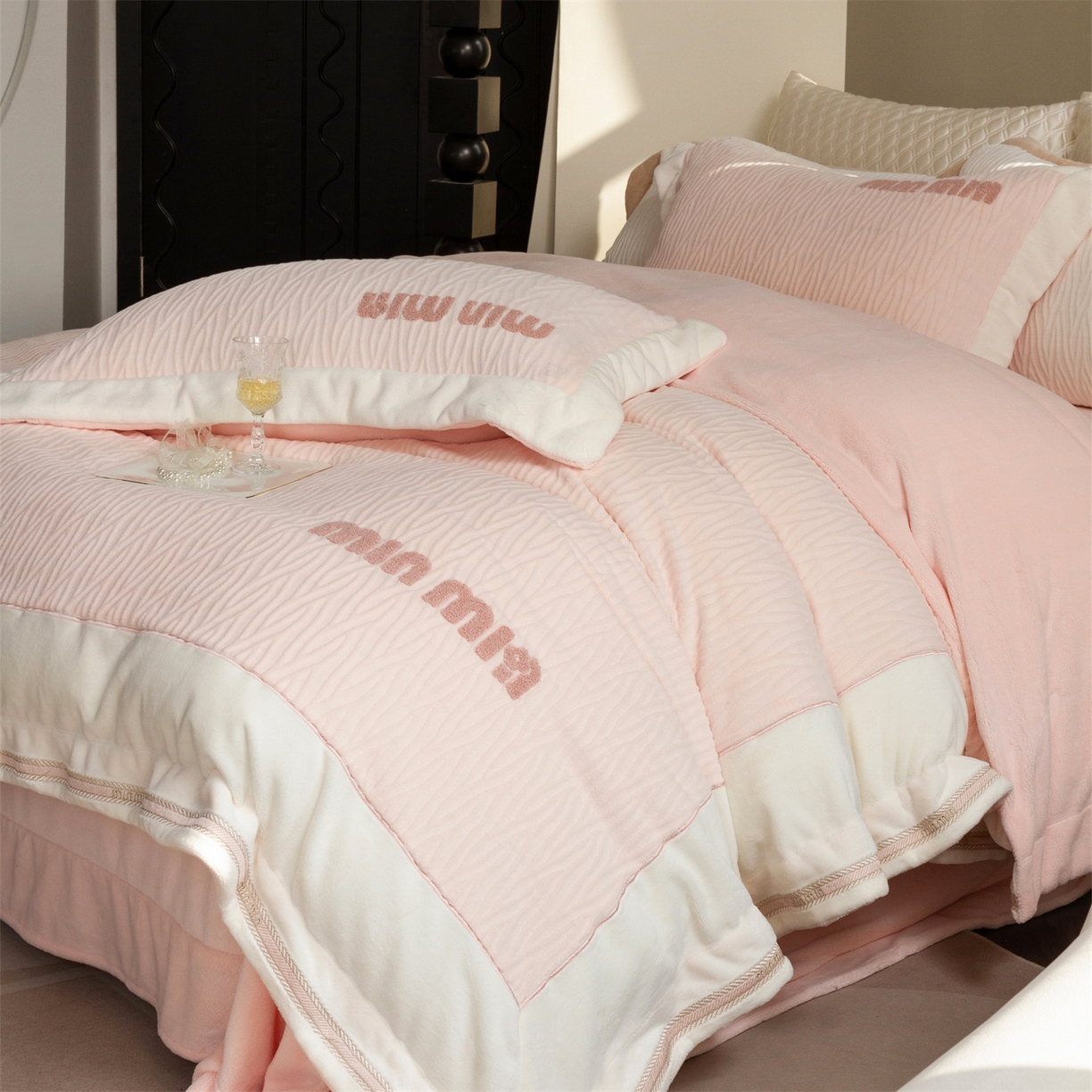 91家纺网 家纺一手货源 找家纺 馨蕊家居 2025新款意大利进口高精密刺绣拼角工艺秋冬法式高奢雪貂绒系列-绒雪芙 会员-10【券后控价358/378】 绒雪芙-蔷薇粉