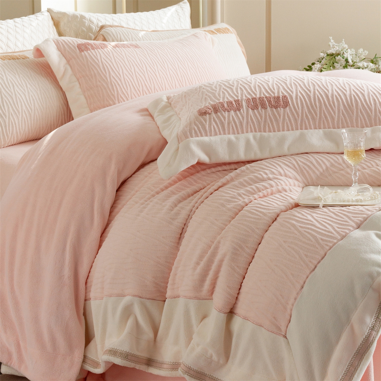 91家纺网 家纺一手货源 找家纺 馨蕊家居 2025新款意大利进口高精密刺绣拼角工艺秋冬法式高奢雪貂绒系列-绒雪芙 会员-10【券后控价358/378】 绒雪芙-蔷薇粉