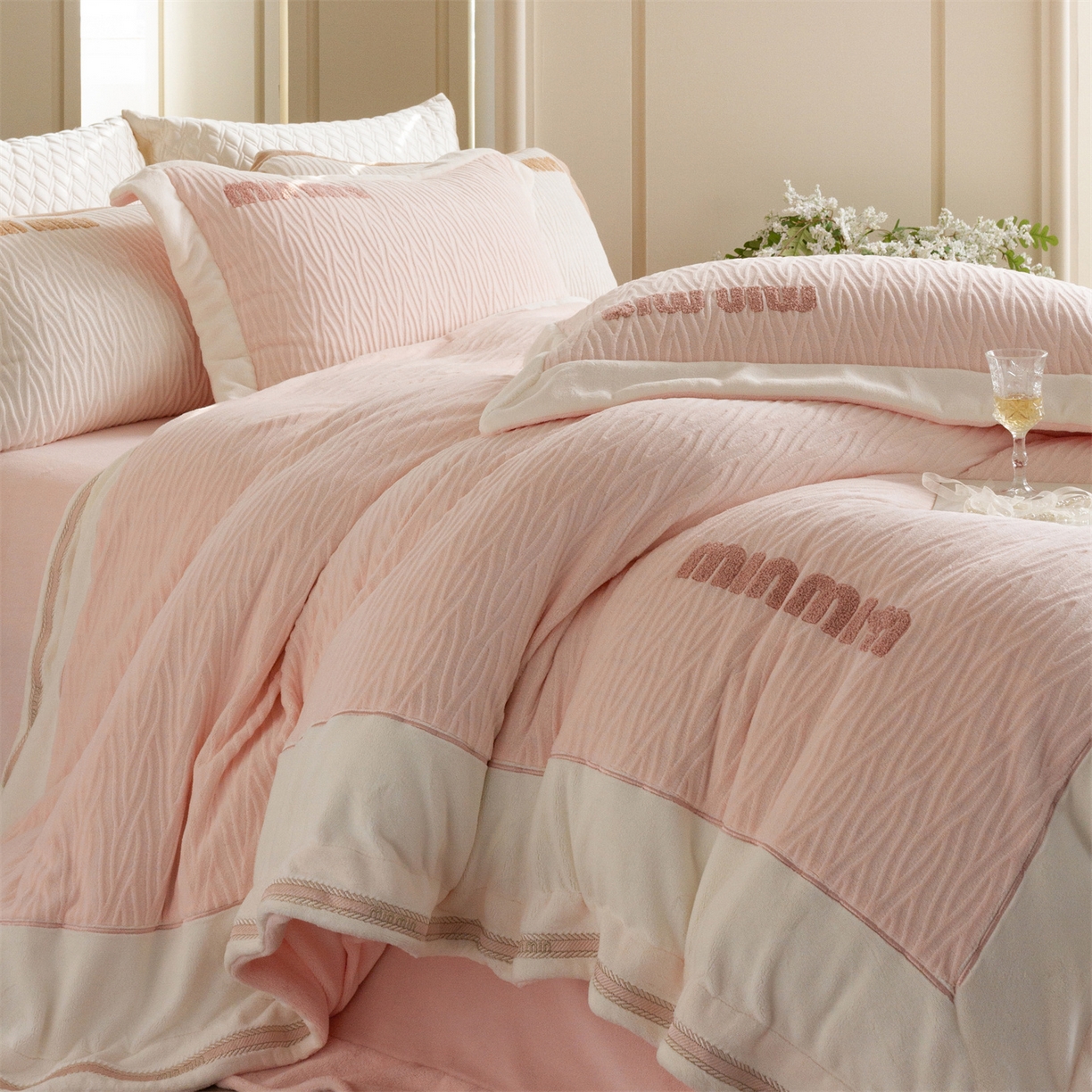 91家纺网 家纺一手货源 找家纺 馨蕊家居 2025新款意大利进口高精密刺绣拼角工艺秋冬法式高奢雪貂绒系列-绒雪芙 会员-10【券后控价358/378】 绒雪芙-蔷薇粉