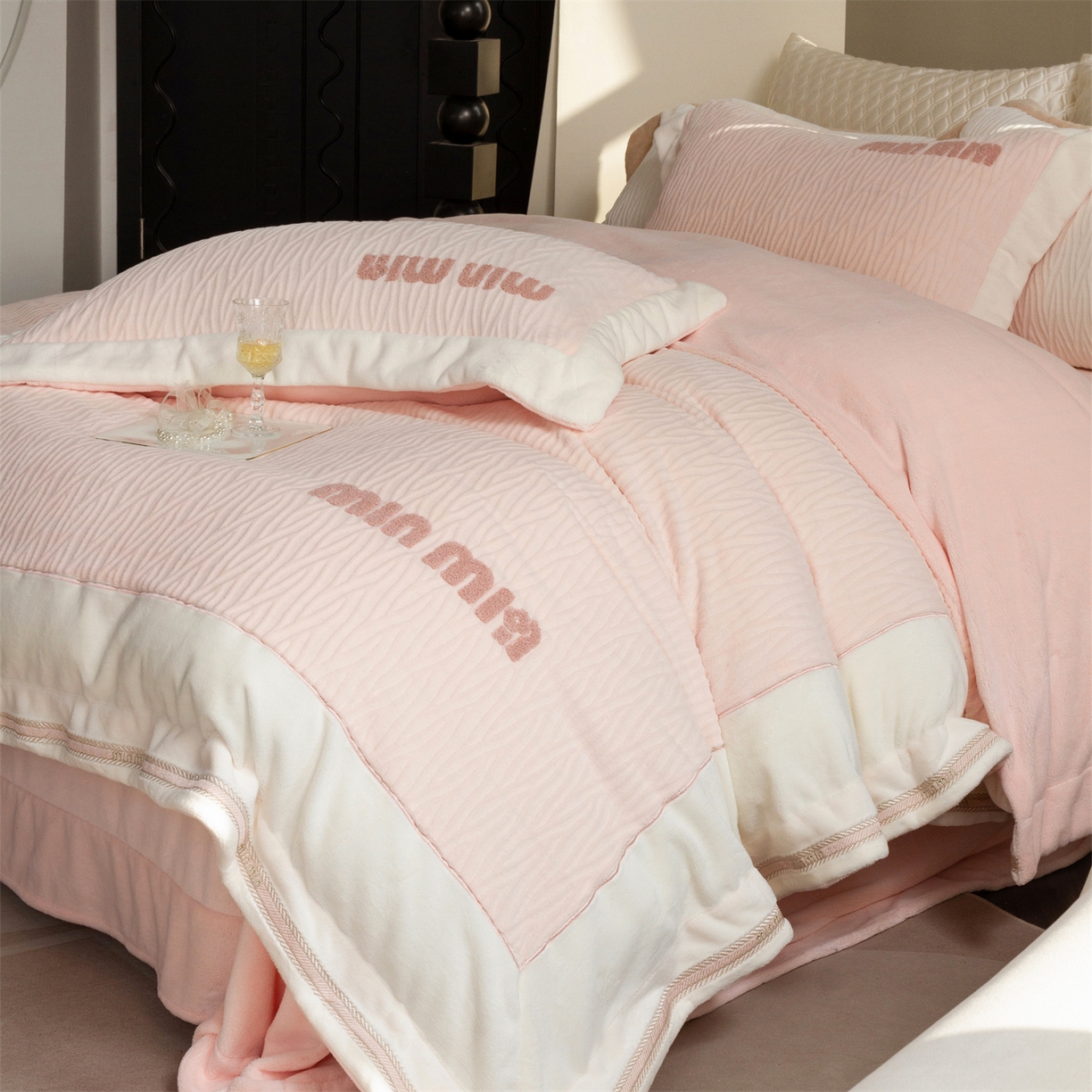 91家纺网 家纺一手货源 找家纺 馨蕊家居 2025新款意大利进口高精密刺绣拼角工艺秋冬法式高奢雪貂绒系列-绒雪芙 会员-10【券后控价358/378】 绒雪芙-蔷薇粉