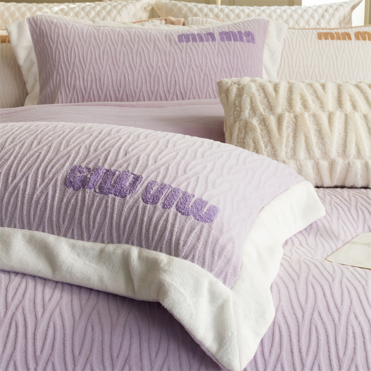 91家纺网 家纺一手货源 找家纺 馨蕊家居 2025新款意大利进口高精密刺绣拼角工艺秋冬法式高奢雪貂绒系列-绒雪芙 会员-10【券后控价358/378】 绒雪芙-婉若紫