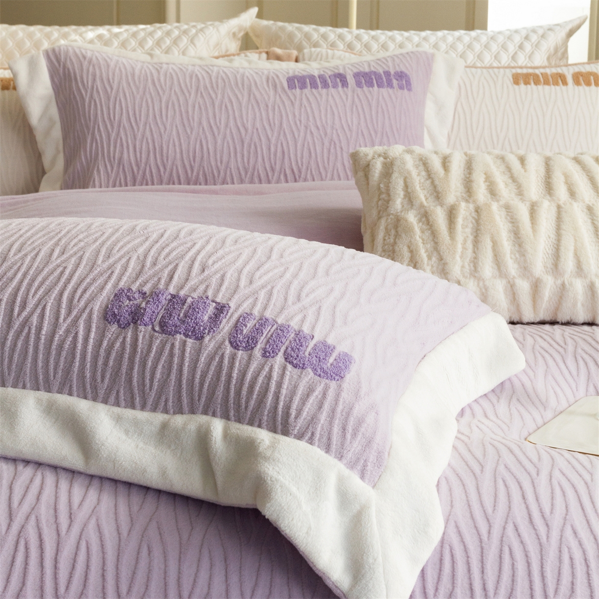 91家纺网 家纺一手货源 找家纺 馨蕊家居 2025新款意大利进口高精密刺绣拼角工艺秋冬法式高奢雪貂绒系列-绒雪芙 会员-10【券后控价358/378】 绒雪芙-婉若紫