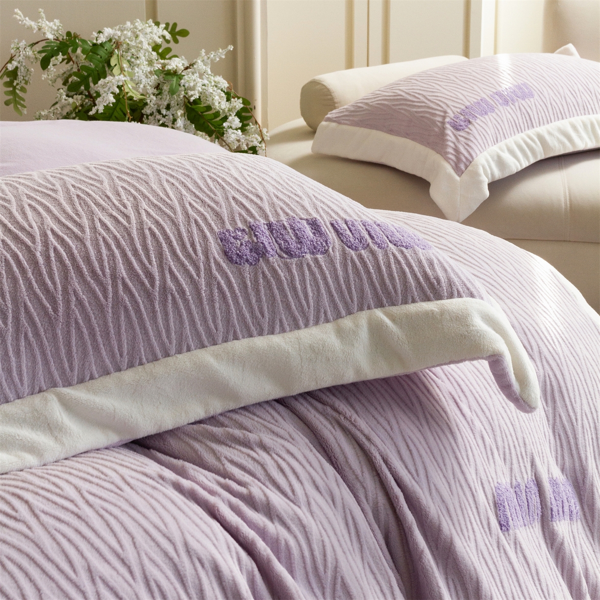 91家纺网 家纺一手货源 找家纺 馨蕊家居 2025新款意大利进口高精密刺绣拼角工艺秋冬法式高奢雪貂绒系列-绒雪芙 会员-10【券后控价358/378】 绒雪芙-婉若紫