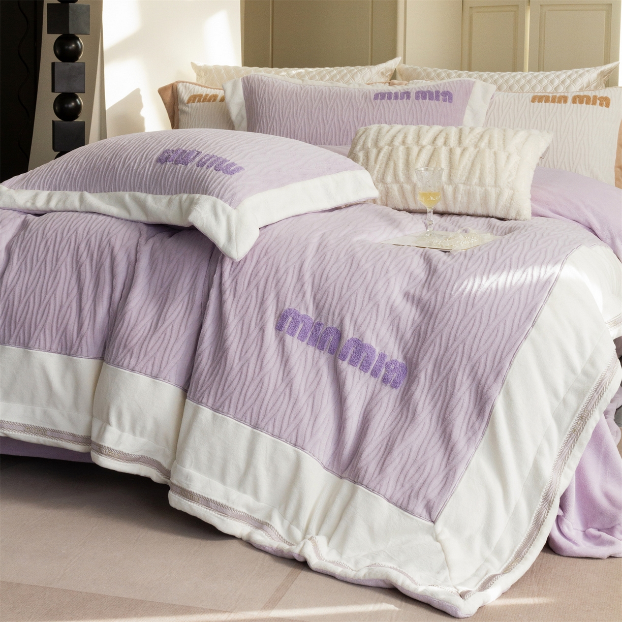 91家纺网 家纺一手货源 找家纺 馨蕊家居 2025新款意大利进口高精密刺绣拼角工艺秋冬法式高奢雪貂绒系列-绒雪芙 会员-10【券后控价358/378】 绒雪芙-婉若紫