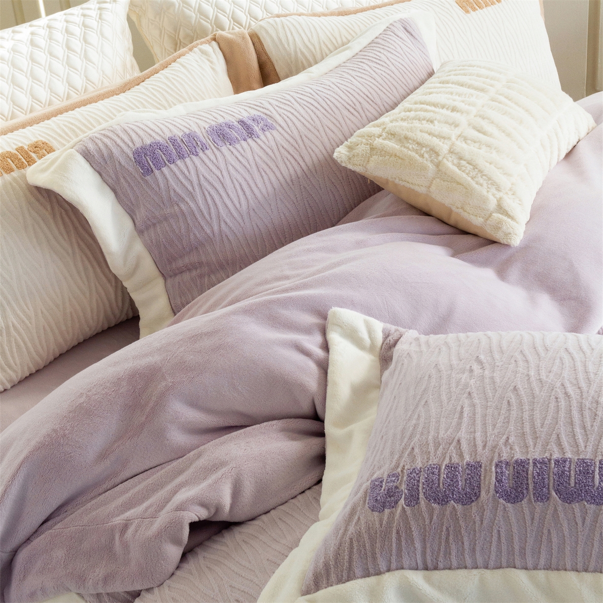 91家纺网 家纺一手货源 找家纺 馨蕊家居 2025新款意大利进口高精密刺绣拼角工艺秋冬法式高奢雪貂绒系列-绒雪芙 会员-10【券后控价358/378】 绒雪芙-婉若紫