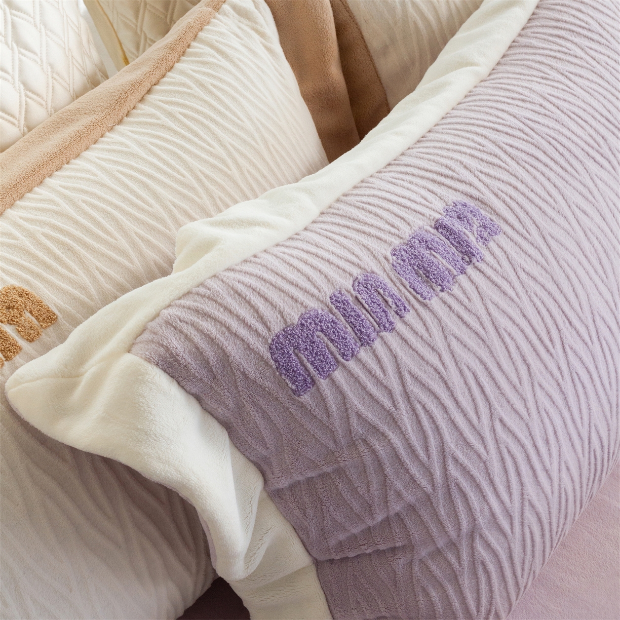 91家纺网 家纺一手货源 找家纺 馨蕊家居 2025新款意大利进口高精密刺绣拼角工艺秋冬法式高奢雪貂绒系列-绒雪芙 会员-10【券后控价358/378】 绒雪芙-婉若紫