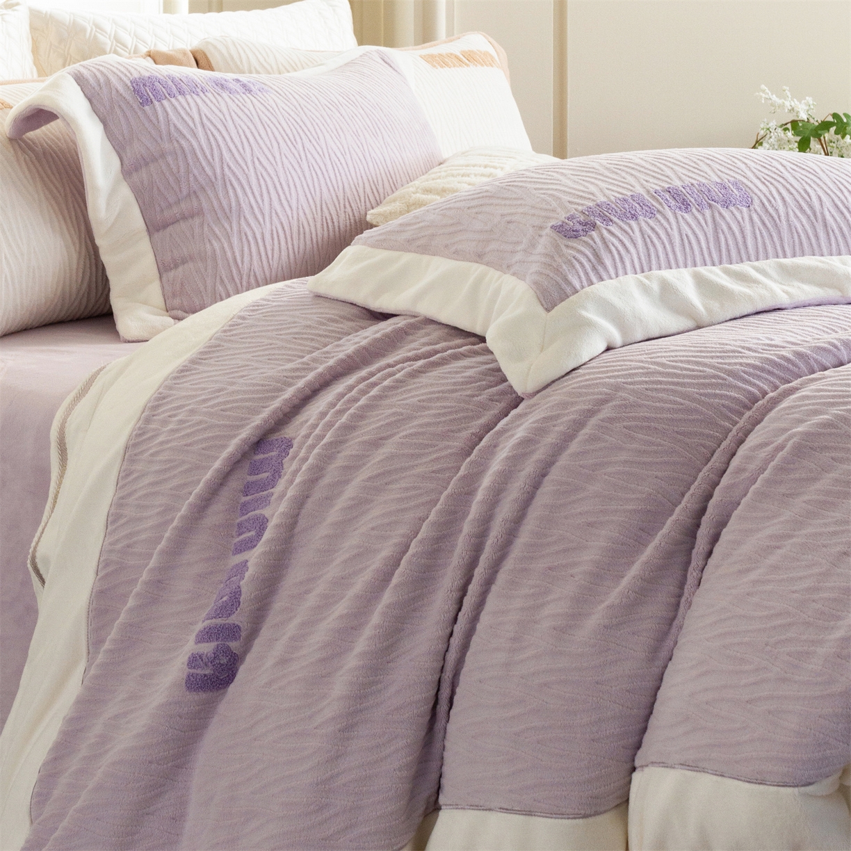 91家纺网 家纺一手货源 找家纺 馨蕊家居 2025新款意大利进口高精密刺绣拼角工艺秋冬法式高奢雪貂绒系列-绒雪芙 会员-10【券后控价358/378】 绒雪芙-婉若紫