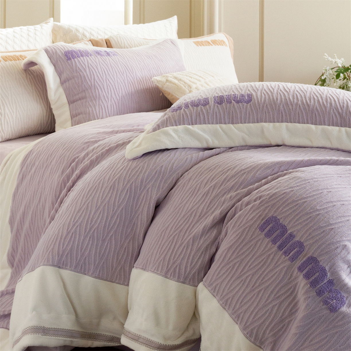 91家纺网 家纺一手货源 找家纺 馨蕊家居 2025新款意大利进口高精密刺绣拼角工艺秋冬法式高奢雪貂绒系列-绒雪芙 会员-10【券后控价358/378】 绒雪芙-婉若紫