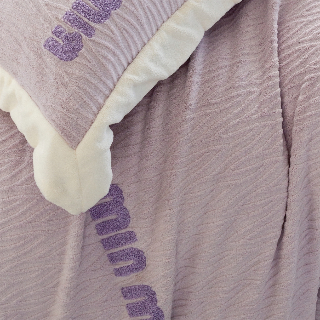 91家纺网 家纺一手货源 找家纺 馨蕊家居 2025新款意大利进口高精密刺绣拼角工艺秋冬法式高奢雪貂绒系列-绒雪芙 会员-10【券后控价358/378】 绒雪芙-婉若紫