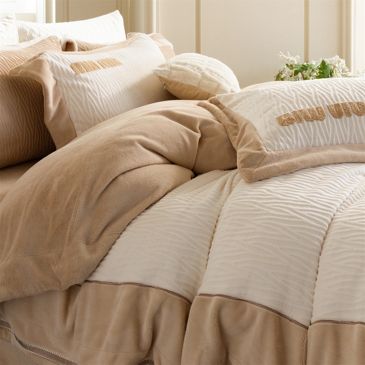 91家纺网 家纺一手货源 找家纺 馨蕊家居 2025新款意大利进口高精密刺绣拼角工艺秋冬法式高奢雪貂绒系列-绒雪芙 会员-10【券后控价358/378】 绒雪芙-月光白