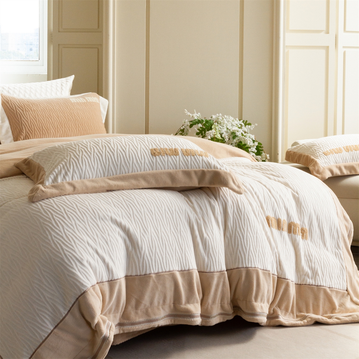 91家纺网 家纺一手货源 找家纺 馨蕊家居 2025新款意大利进口高精密刺绣拼角工艺秋冬法式高奢雪貂绒系列-绒雪芙 会员-10【券后控价358/378】 绒雪芙-月光白