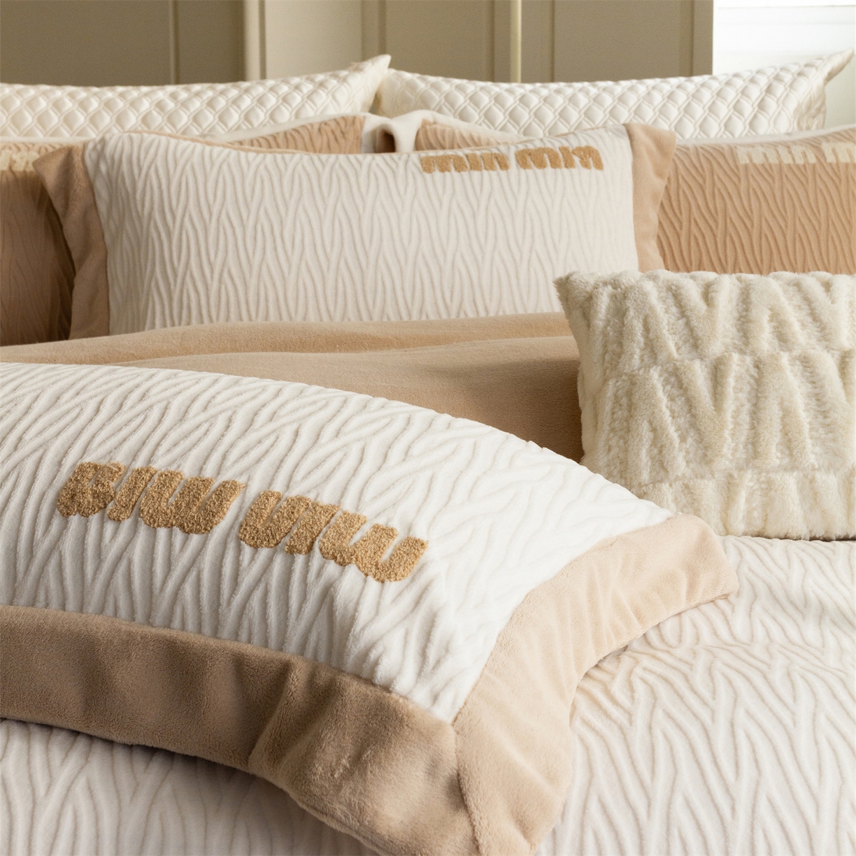 91家纺网 家纺一手货源 找家纺 馨蕊家居 2025新款意大利进口高精密刺绣拼角工艺秋冬法式高奢雪貂绒系列-绒雪芙 会员-10【券后控价358/378】 绒雪芙-月光白