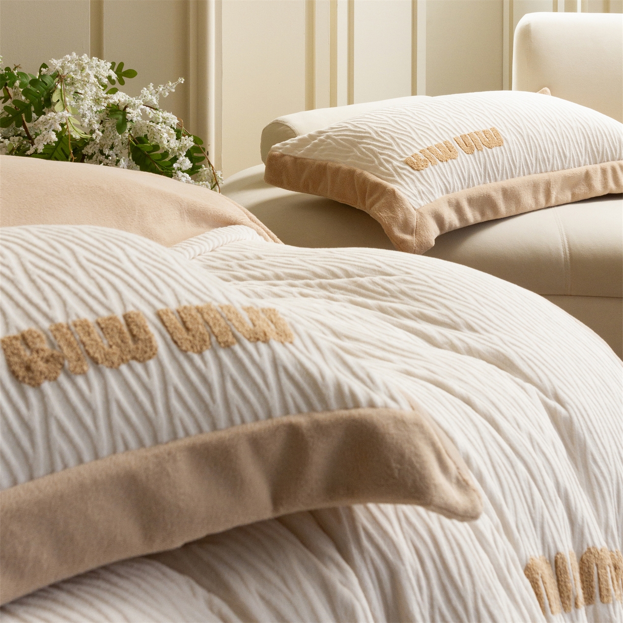 91家纺网 家纺一手货源 找家纺 馨蕊家居 2025新款意大利进口高精密刺绣拼角工艺秋冬法式高奢雪貂绒系列-绒雪芙 会员-10【券后控价358/378】 绒雪芙-月光白