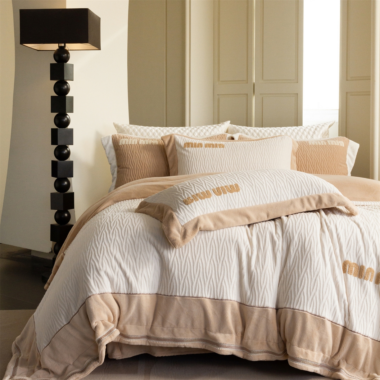 91家纺网 家纺一手货源 找家纺 馨蕊家居 2025新款意大利进口高精密刺绣拼角工艺秋冬法式高奢雪貂绒系列-绒雪芙 会员-10【券后控价358/378】 绒雪芙-月光白