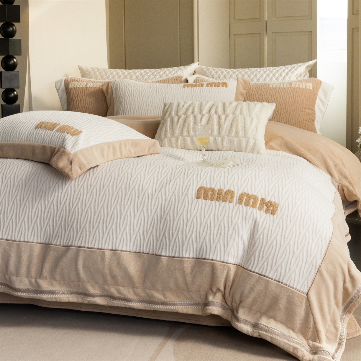 91家纺网 家纺一手货源 找家纺 馨蕊家居 2025新款意大利进口高精密刺绣拼角工艺秋冬法式高奢雪貂绒系列-绒雪芙 会员-10【券后控价358/378】 绒雪芙-月光白