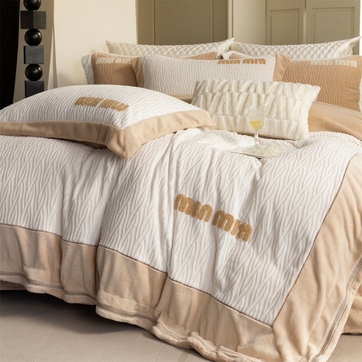 91家纺网 家纺一手货源 找家纺 馨蕊家居 2025新款意大利进口高精密刺绣拼角工艺秋冬法式高奢雪貂绒系列-绒雪芙 会员-10【券后控价358/378】 绒雪芙-月光白