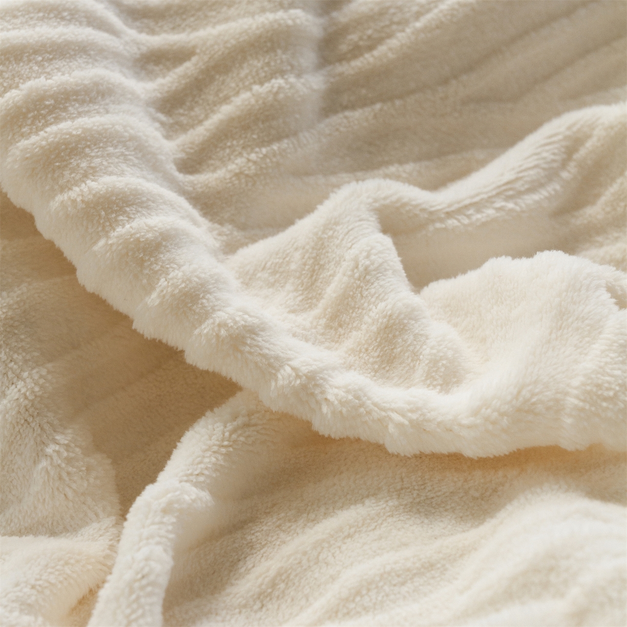 91家纺网 家纺一手货源 找家纺 馨蕊家居 2025新款意大利进口高精密刺绣拼角工艺秋冬法式高奢雪貂绒系列-绒雪芙 会员-10【券后控价358/378】 绒雪芙-月光白