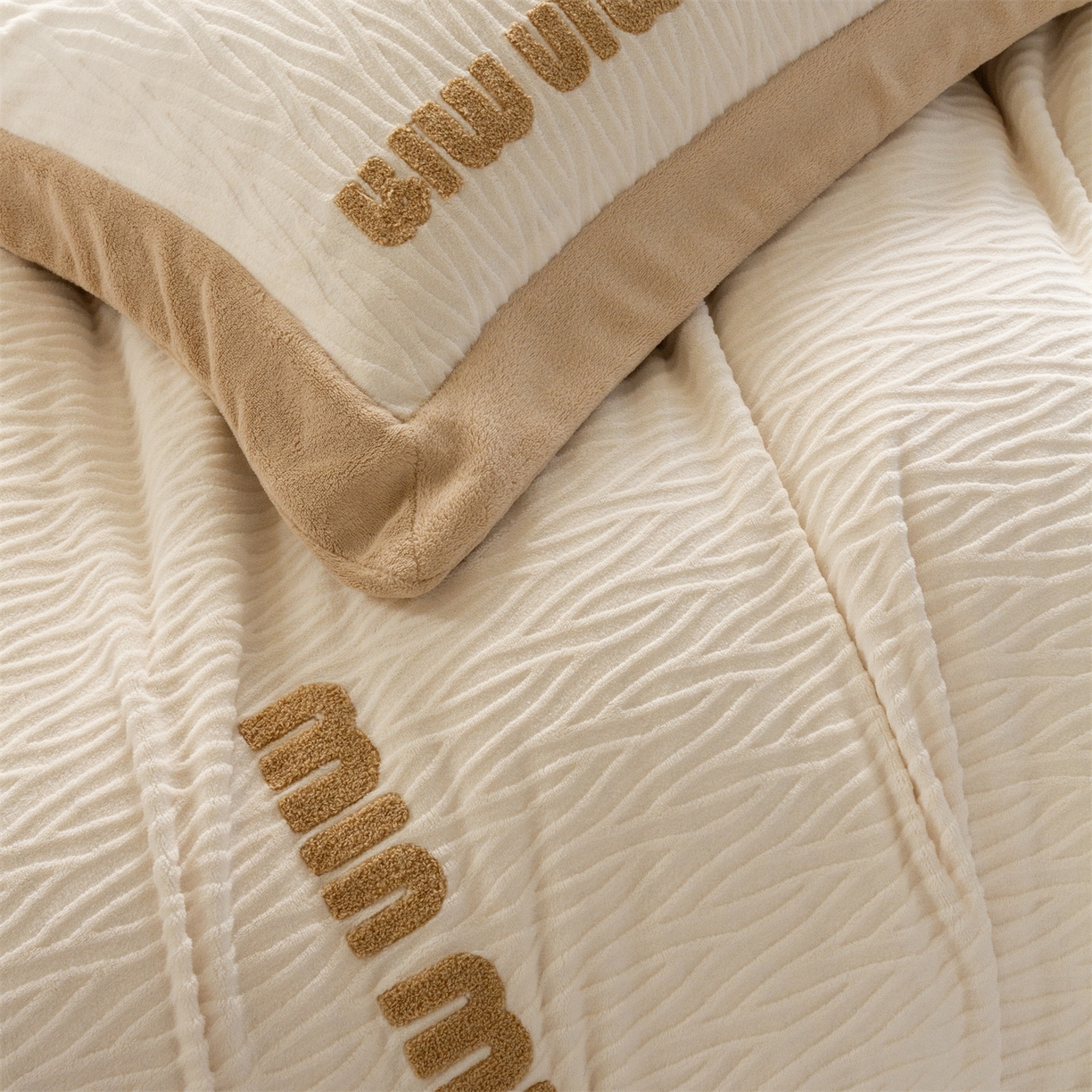 91家纺网 家纺一手货源 找家纺 馨蕊家居 2025新款意大利进口高精密刺绣拼角工艺秋冬法式高奢雪貂绒系列-绒雪芙 会员-10【券后控价358/378】 绒雪芙-月光白