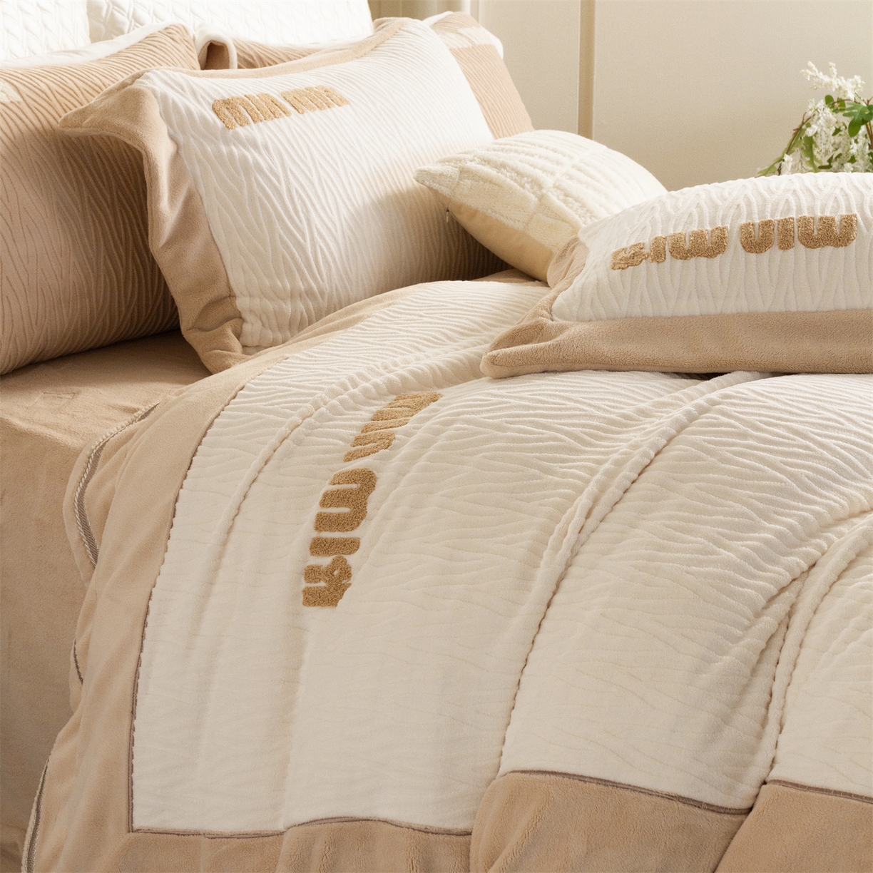 91家纺网 家纺一手货源 找家纺 馨蕊家居 2025新款意大利进口高精密刺绣拼角工艺秋冬法式高奢雪貂绒系列-绒雪芙 会员-10【券后控价358/378】 绒雪芙-月光白