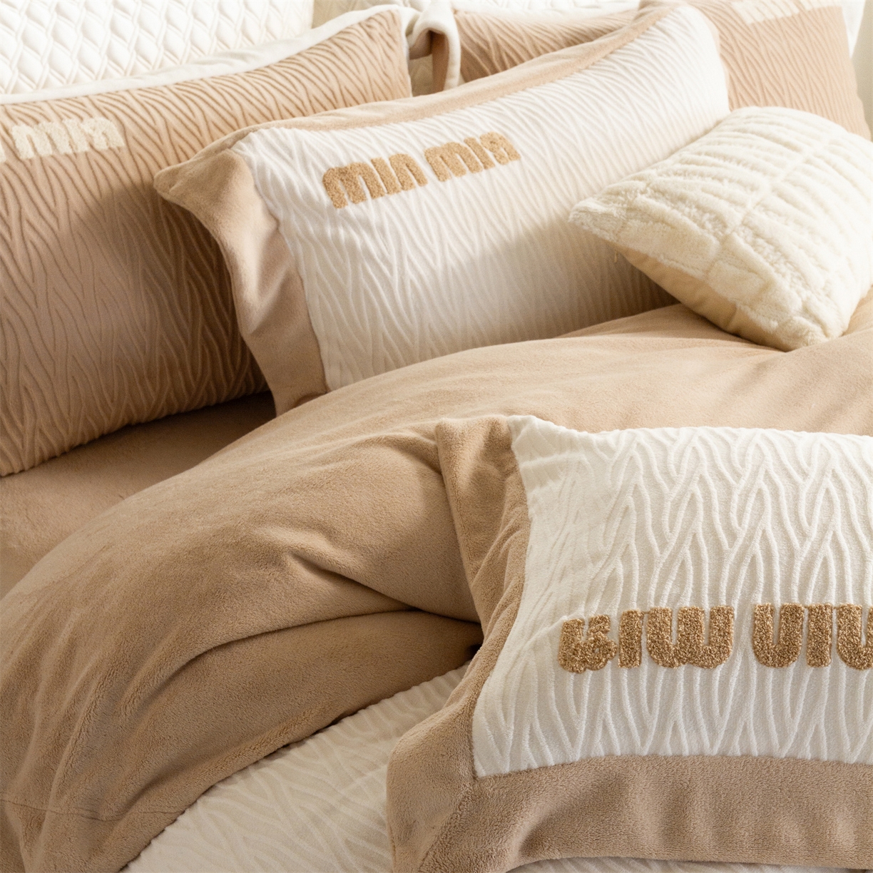 91家纺网 家纺一手货源 找家纺 馨蕊家居 2025新款意大利进口高精密刺绣拼角工艺秋冬法式高奢雪貂绒系列-绒雪芙 会员-10【券后控价358/378】 绒雪芙-月光白