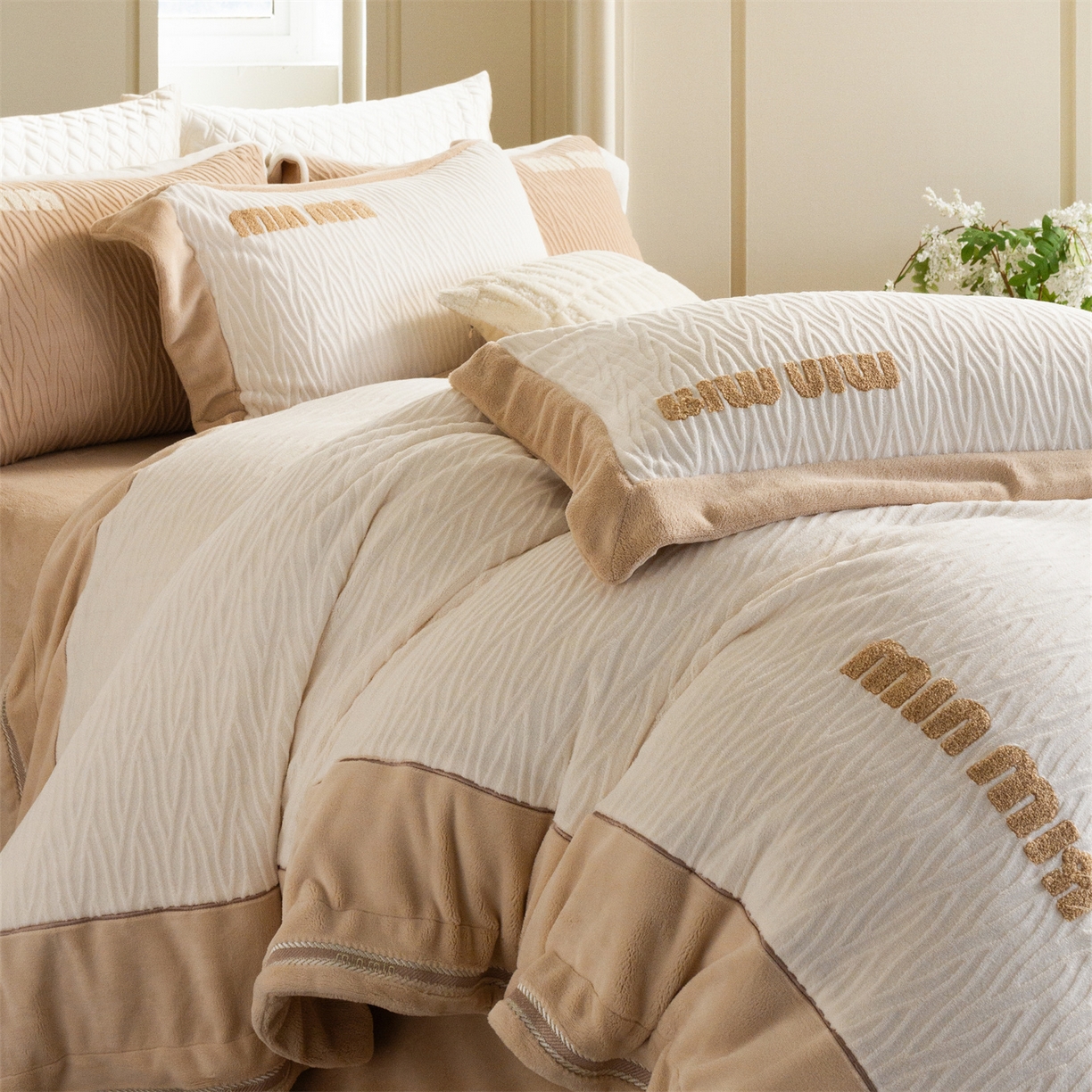 91家纺网 家纺一手货源 找家纺 馨蕊家居 2025新款意大利进口高精密刺绣拼角工艺秋冬法式高奢雪貂绒系列-绒雪芙 会员-10【券后控价358/378】 绒雪芙-月光白