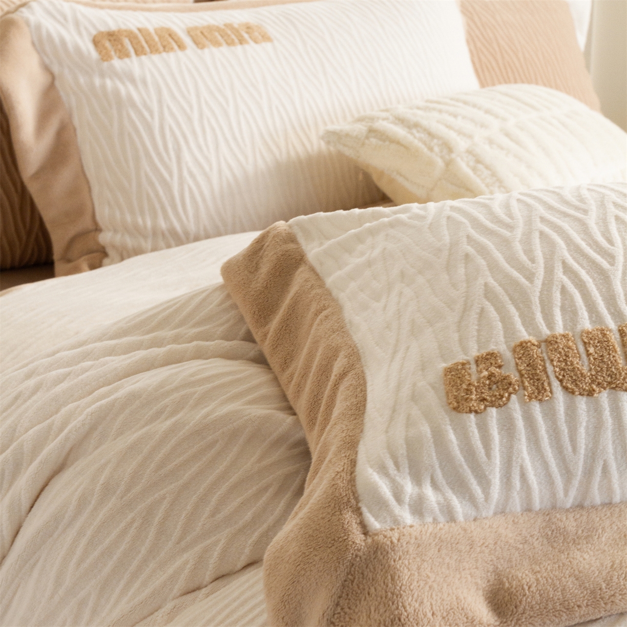 91家纺网 家纺一手货源 找家纺 馨蕊家居 2025新款意大利进口高精密刺绣拼角工艺秋冬法式高奢雪貂绒系列-绒雪芙 会员-10【券后控价358/378】 绒雪芙-月光白