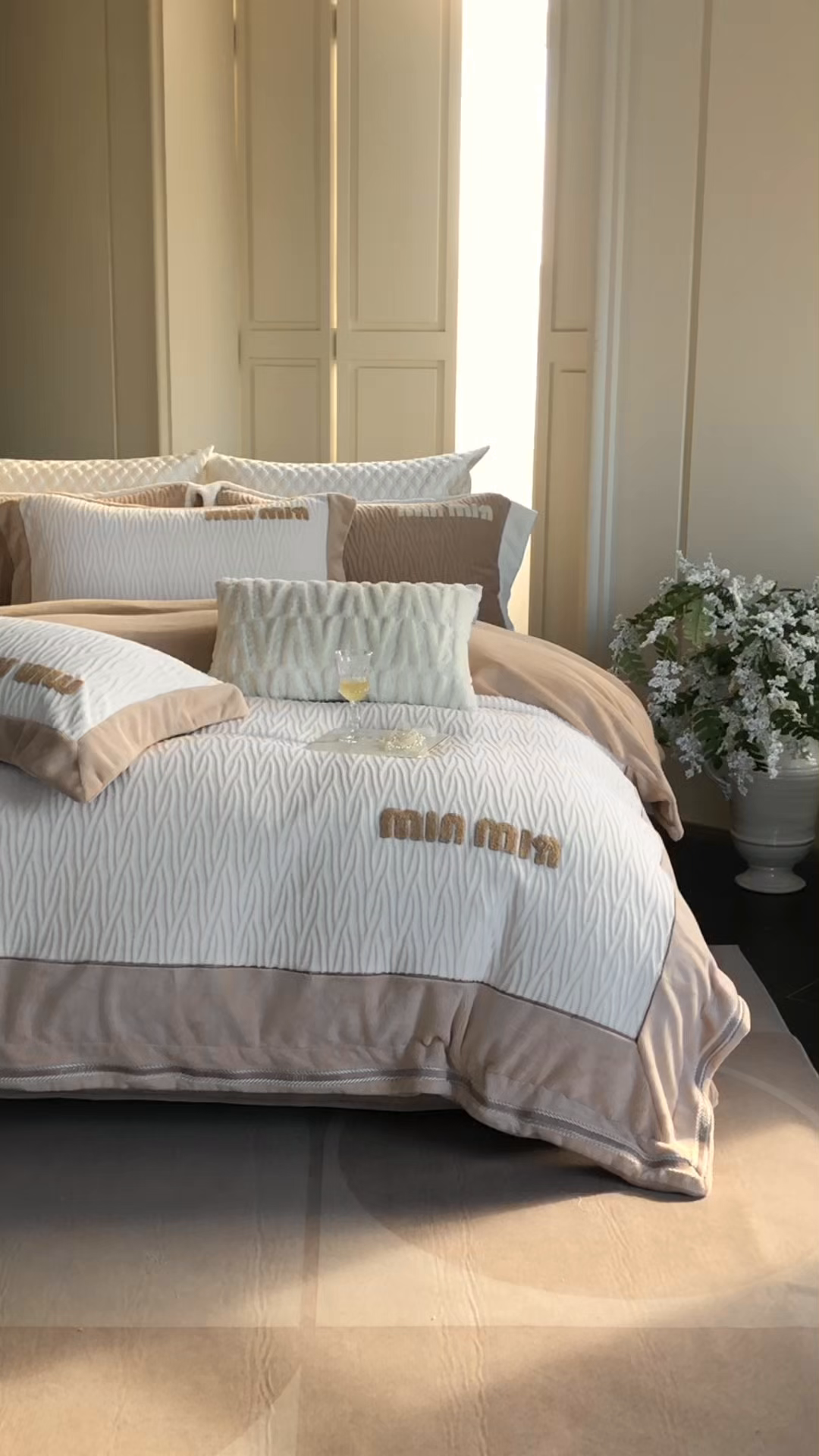 91家纺网 家纺一手货源 找家纺 馨蕊家居 2025新款意大利进口高精密刺绣拼角工艺秋冬法式高奢雪貂绒系列-绒雪芙 会员-10【券后控价358/378】 绒雪芙-月光白