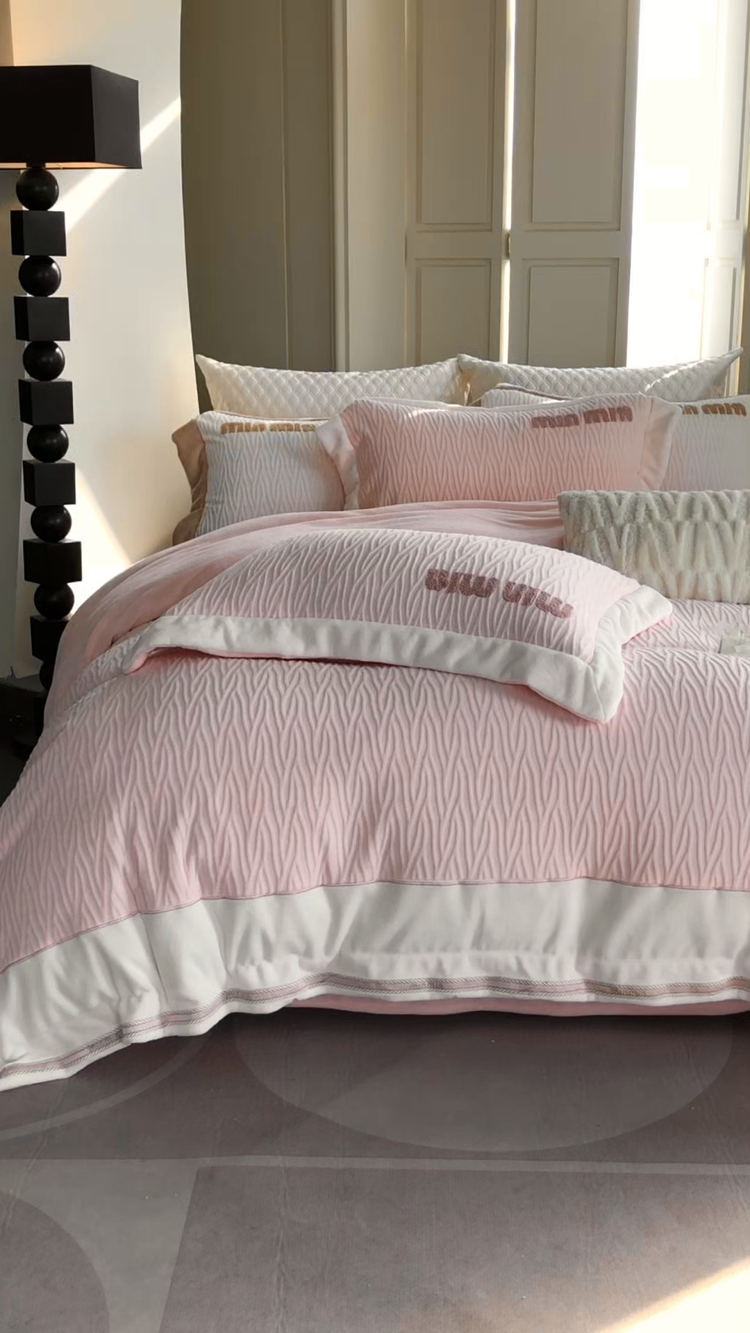 91家纺网 家纺一手货源 找家纺 馨蕊家居 2025新款意大利进口高精密刺绣拼角工艺秋冬法式高奢雪貂绒系列-绒雪芙 会员-10【券后控价358/378】 绒雪芙-蔷薇粉