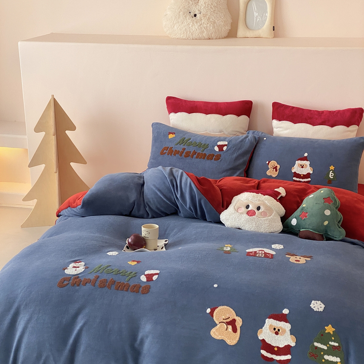 91家纺网 家纺一手货源 找家纺 （总）星野 2025秋冬新品高克重牛奶绒毛巾绣卡通四件套-圣诞童话（商家控价券后：288/318/338）