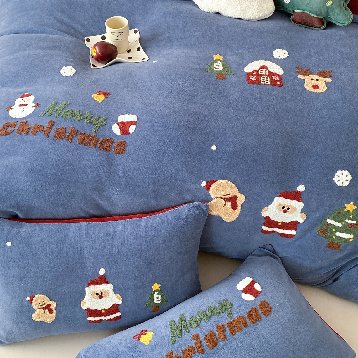 91家纺网 家纺一手货源 找家纺 （总）星野 2025秋冬新品高克重牛奶绒毛巾绣卡通四件套-圣诞童话（商家控价券后：288/318/338）