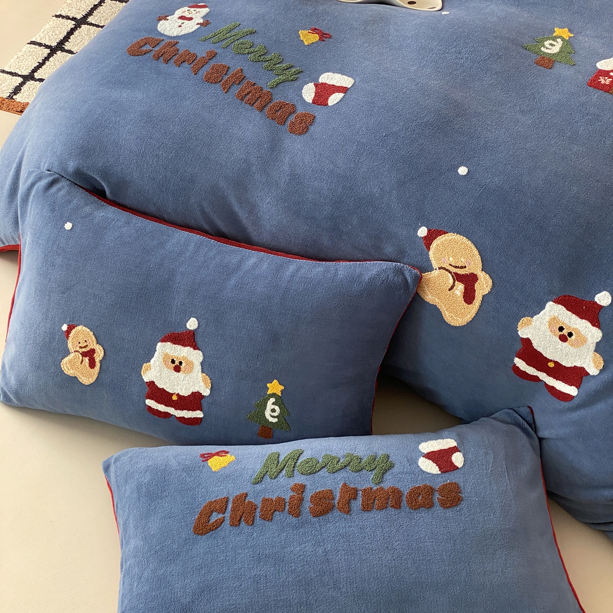 91家纺网 家纺一手货源 找家纺 （总）星野 2025秋冬新品高克重牛奶绒毛巾绣卡通四件套-圣诞童话（商家控价券后：288/318/338）