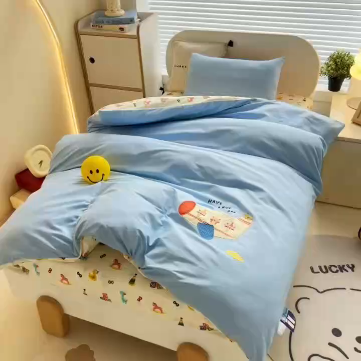 91家纺网 家纺一手货源 找家纺 御棉坊 2025新款A类40支绣花款幼儿园儿童套件 游游飞机