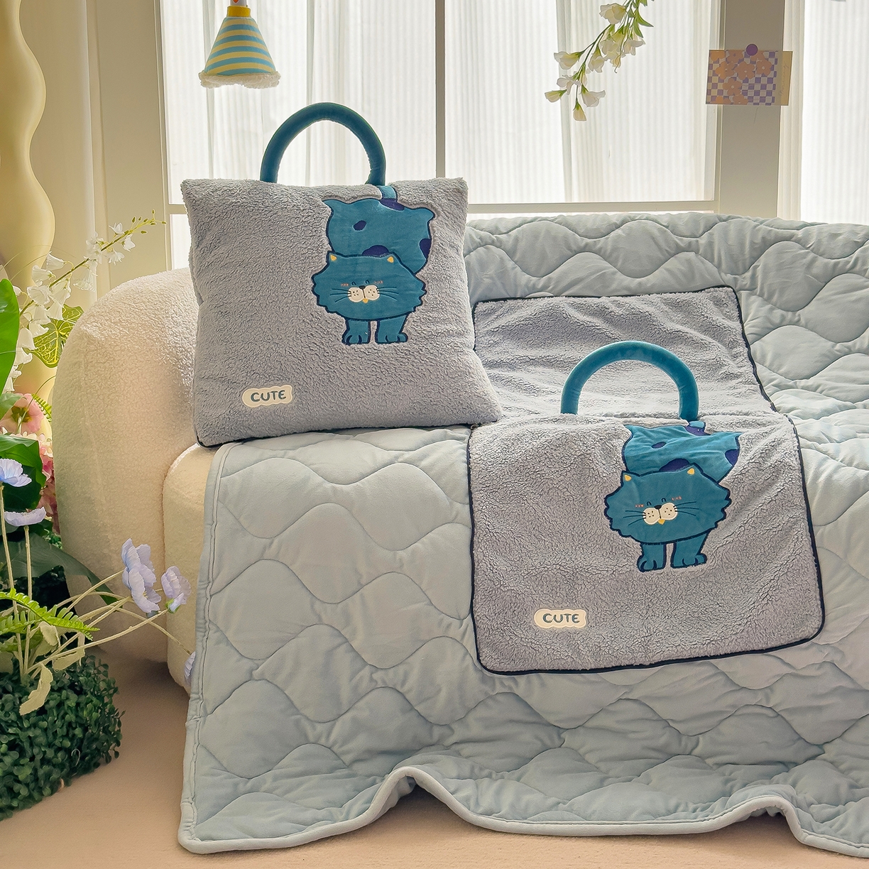 91家纺网 家纺一手货源 找家纺 （总）诺可 2025新款丹麦绒贴布绣手提小猫抱枕被