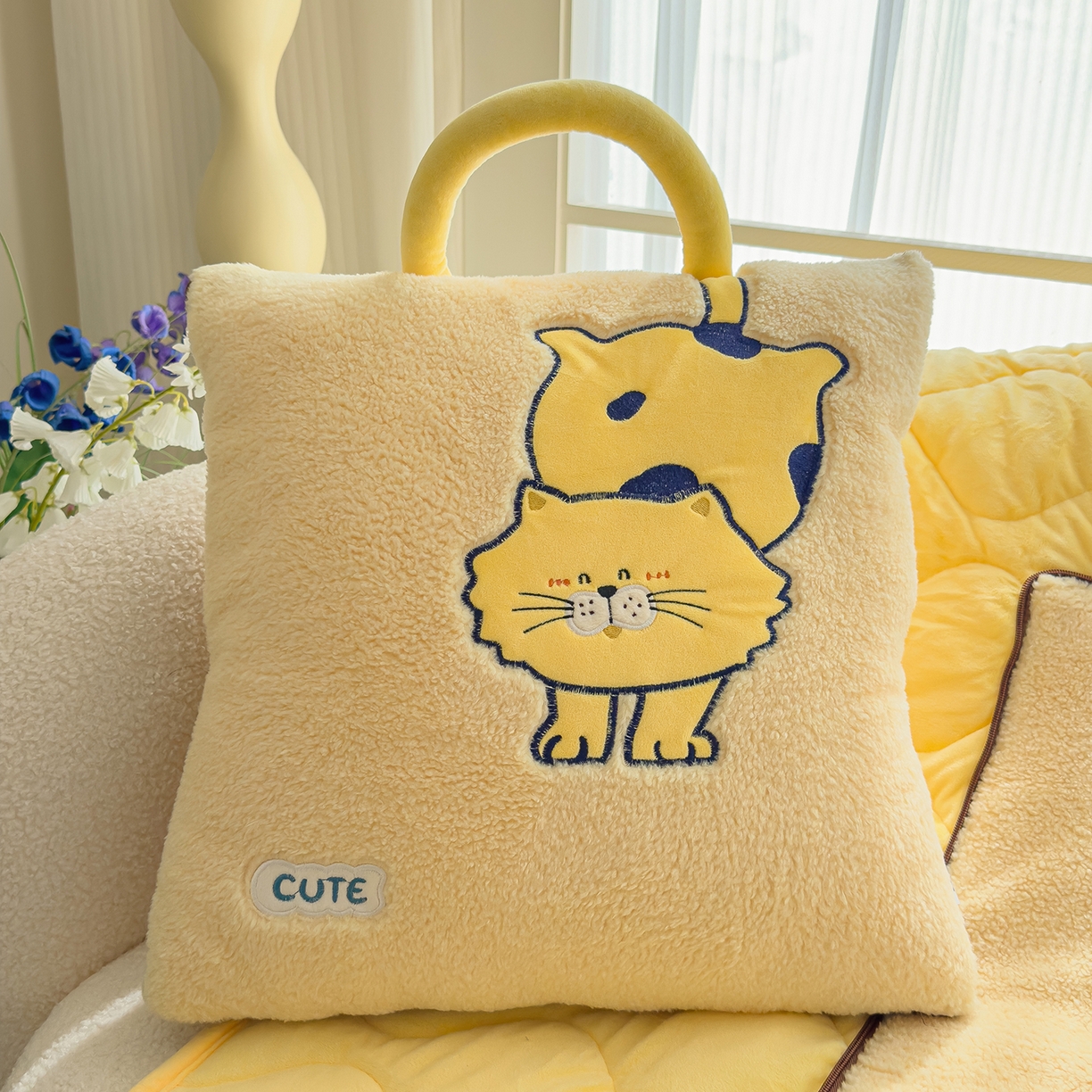 91家纺网 家纺一手货源 找家纺 （总）诺可 2025新款丹麦绒贴布绣手提小猫抱枕被