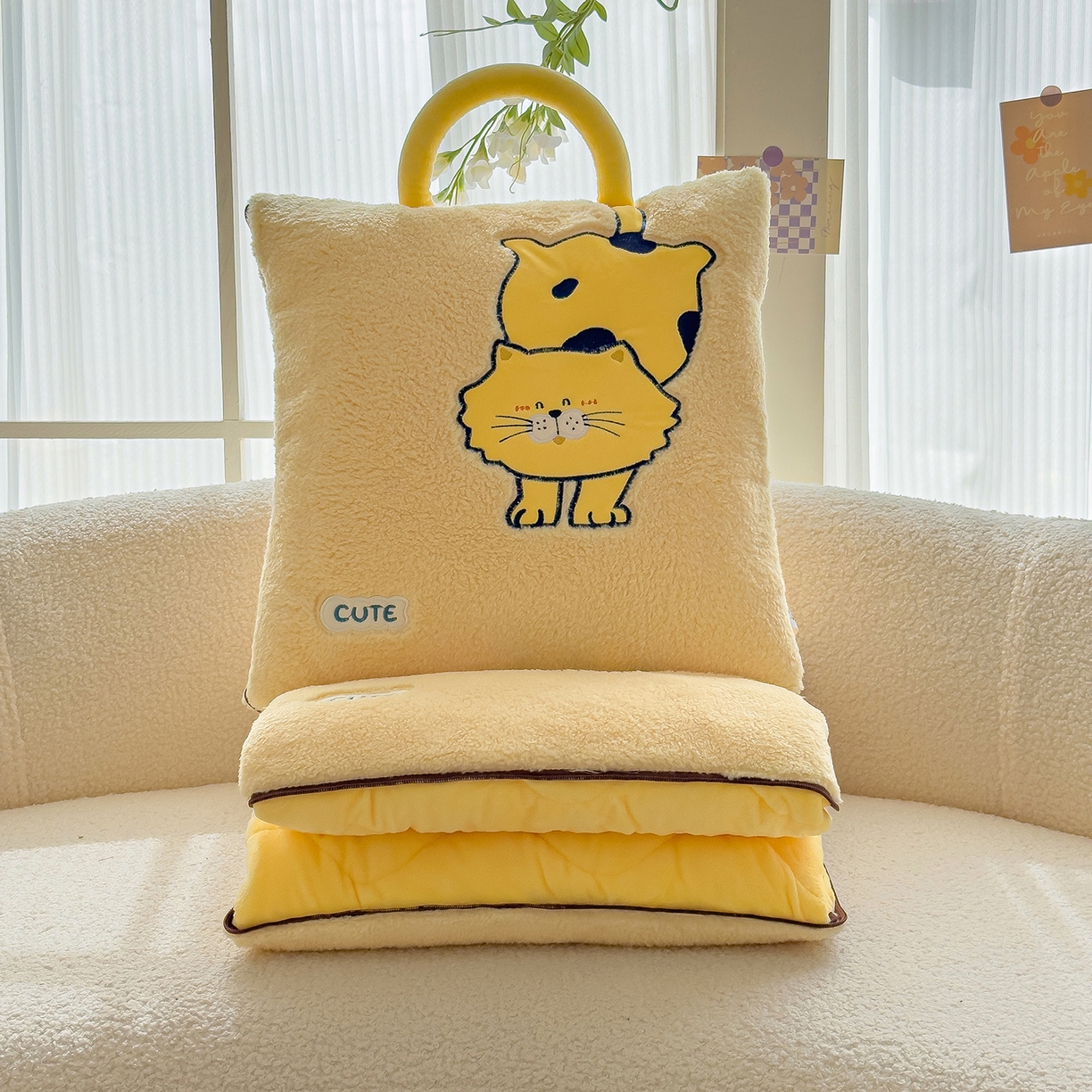 91家纺网 家纺一手货源 找家纺 （总）诺可 2025新款丹麦绒贴布绣手提小猫抱枕被