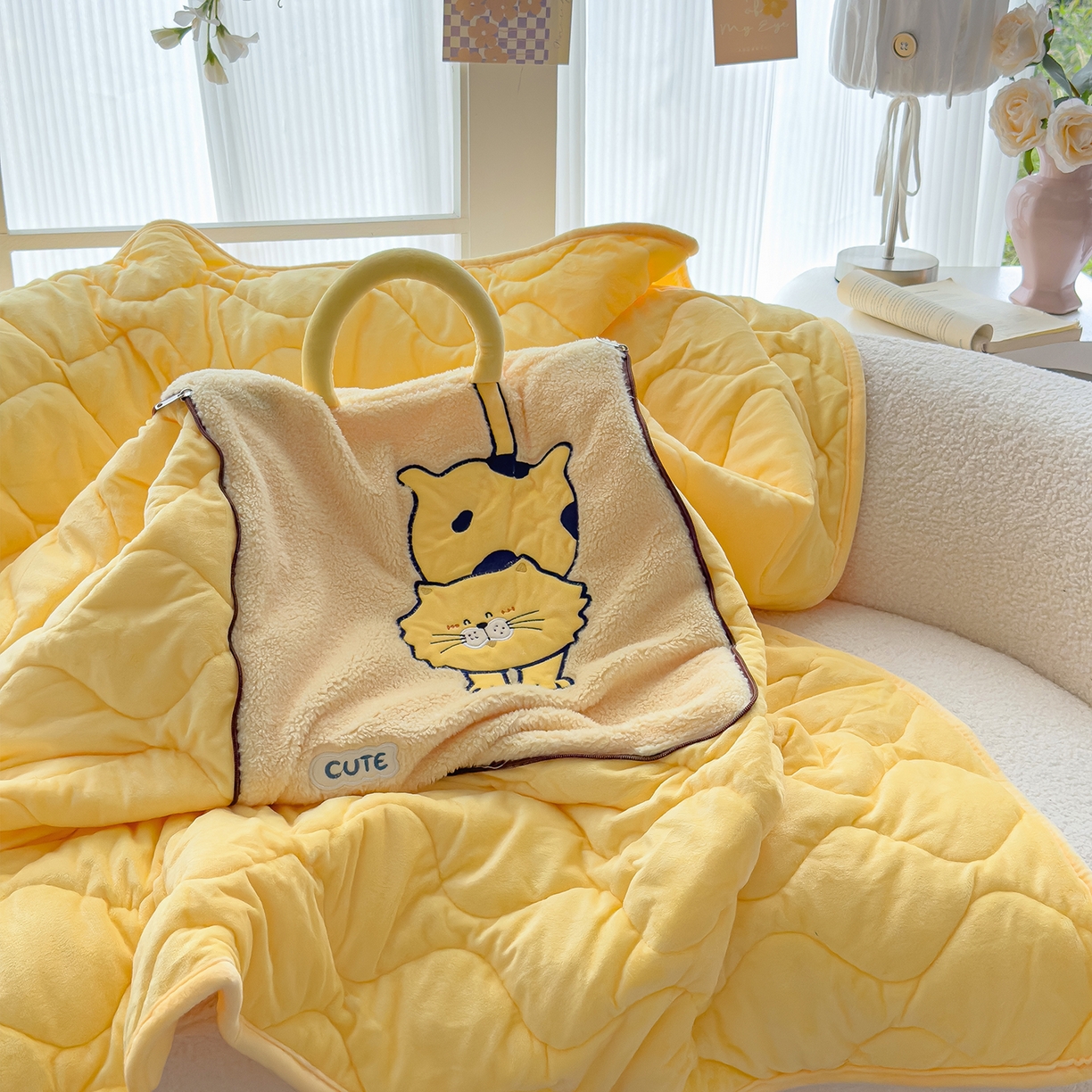 91家纺网 家纺一手货源 找家纺 （总）诺可 2025新款丹麦绒贴布绣手提小猫抱枕被