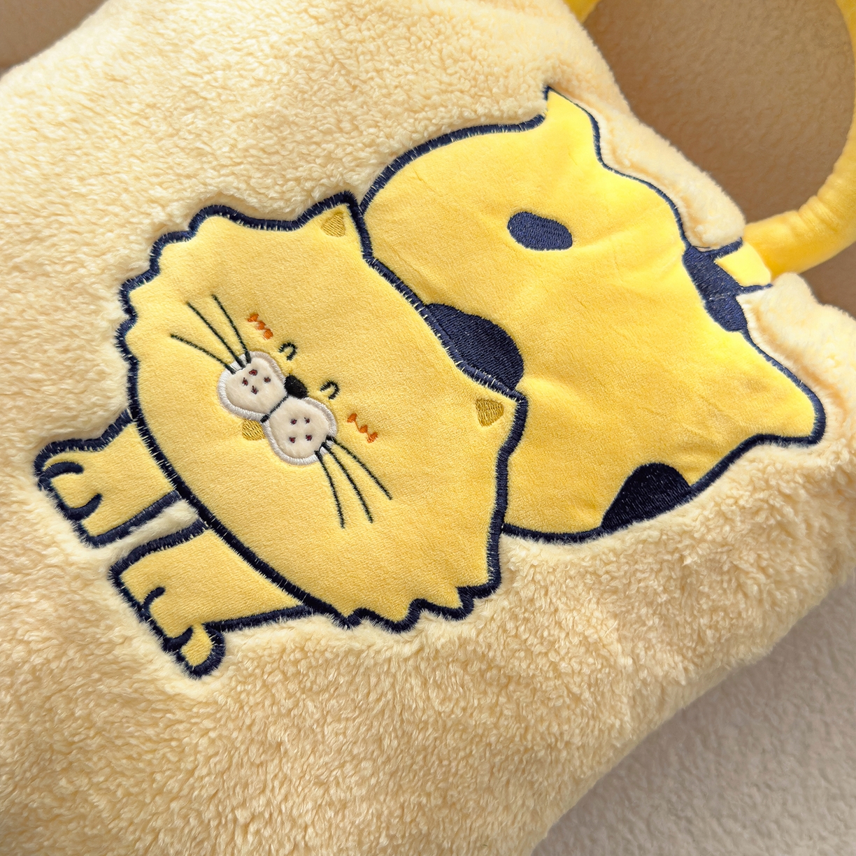 91家纺网 家纺一手货源 找家纺 （总）诺可 2025新款丹麦绒贴布绣手提小猫抱枕被