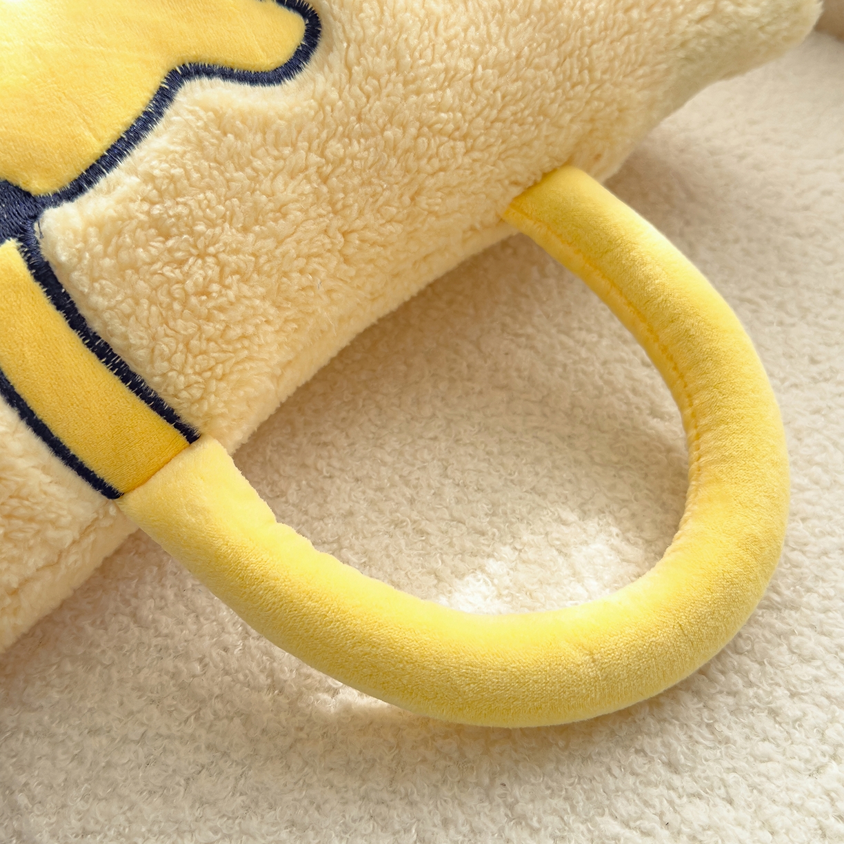 91家纺网 家纺一手货源 找家纺 （总）诺可 2025新款丹麦绒贴布绣手提小猫抱枕被