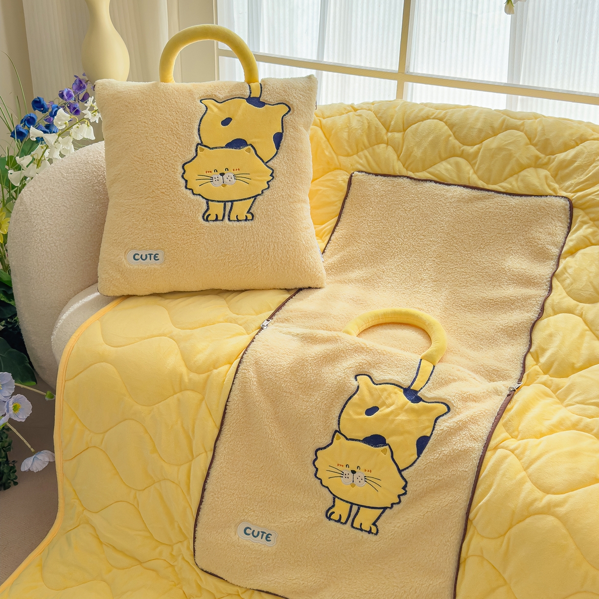 91家纺网 家纺一手货源 找家纺 （总）诺可 2025新款丹麦绒贴布绣手提小猫抱枕被