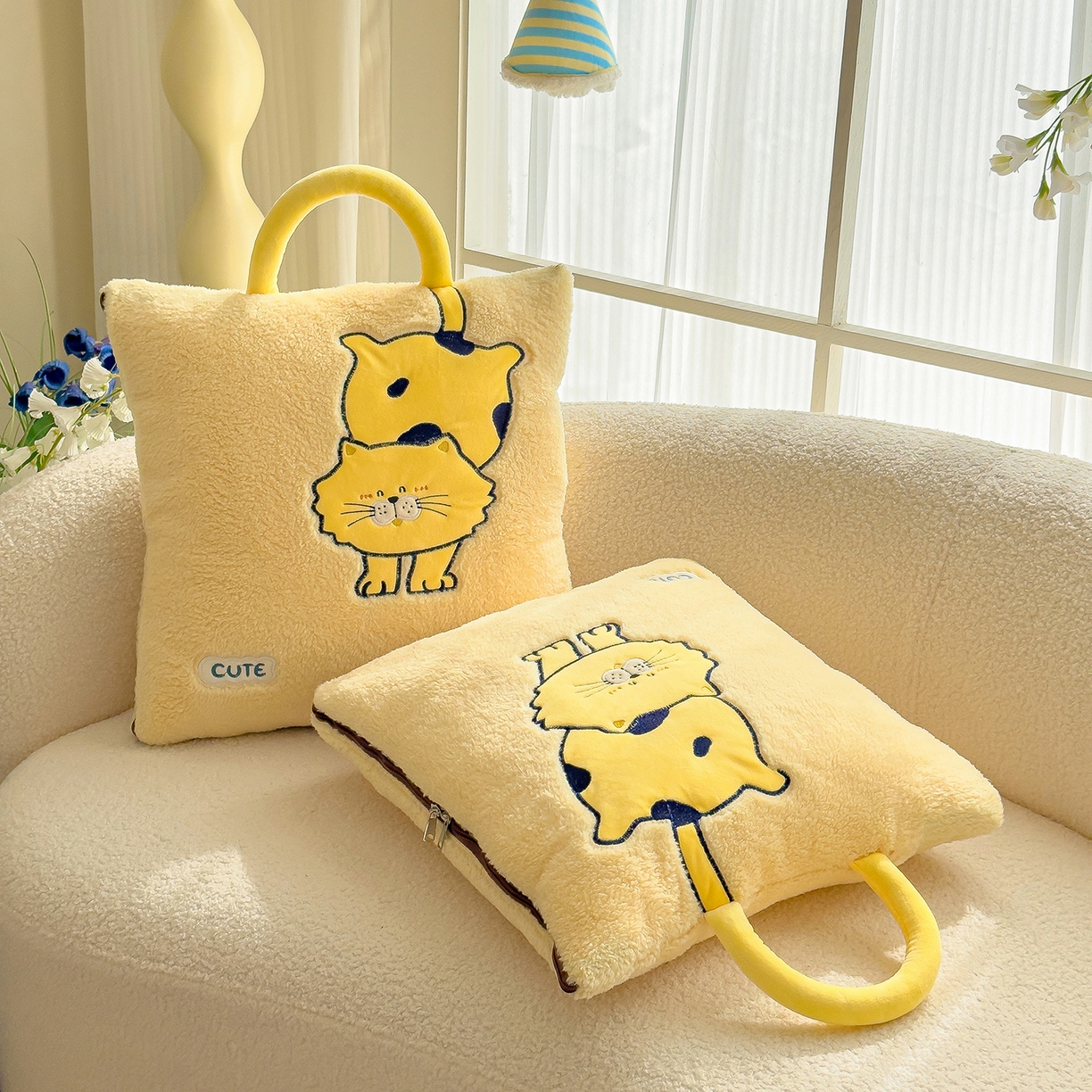 91家纺网 家纺一手货源 找家纺 （总）诺可 2025新款丹麦绒贴布绣手提小猫抱枕被