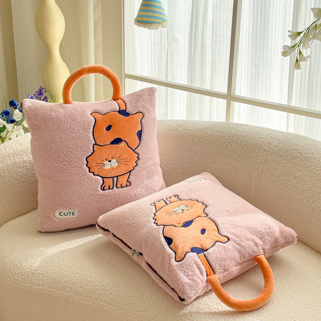 91家纺网 家纺一手货源 找家纺 诺可 2025新款丹麦绒贴布绣手提小猫抱枕被 小猫-粉