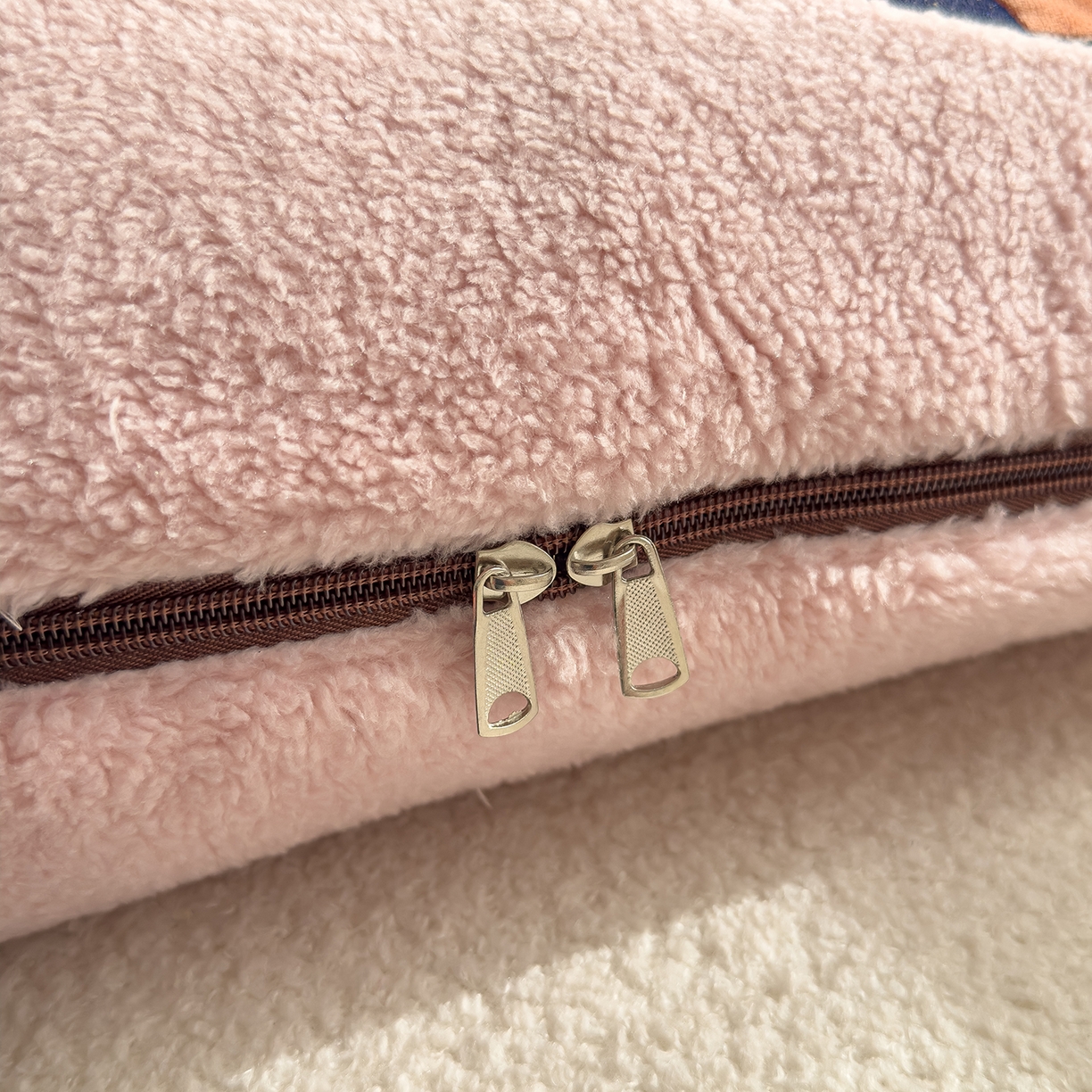 91家纺网 家纺一手货源 找家纺 诺可 2025新款丹麦绒贴布绣手提小猫抱枕被 小猫-粉