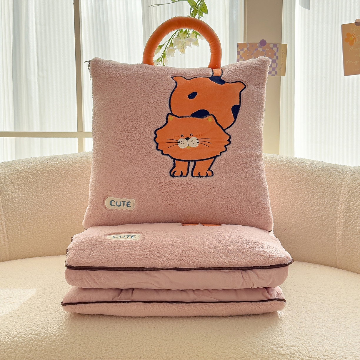 91家纺网 家纺一手货源 找家纺 诺可 2025新款丹麦绒贴布绣手提小猫抱枕被 小猫-粉