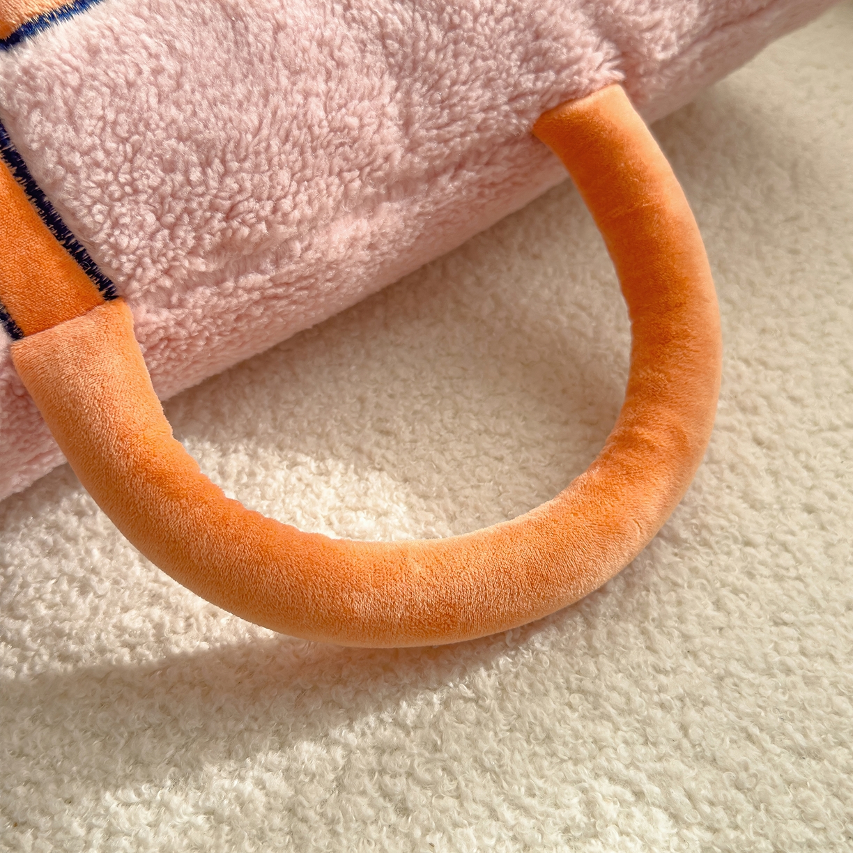 91家纺网 家纺一手货源 找家纺 诺可 2025新款丹麦绒贴布绣手提小猫抱枕被 小猫-粉