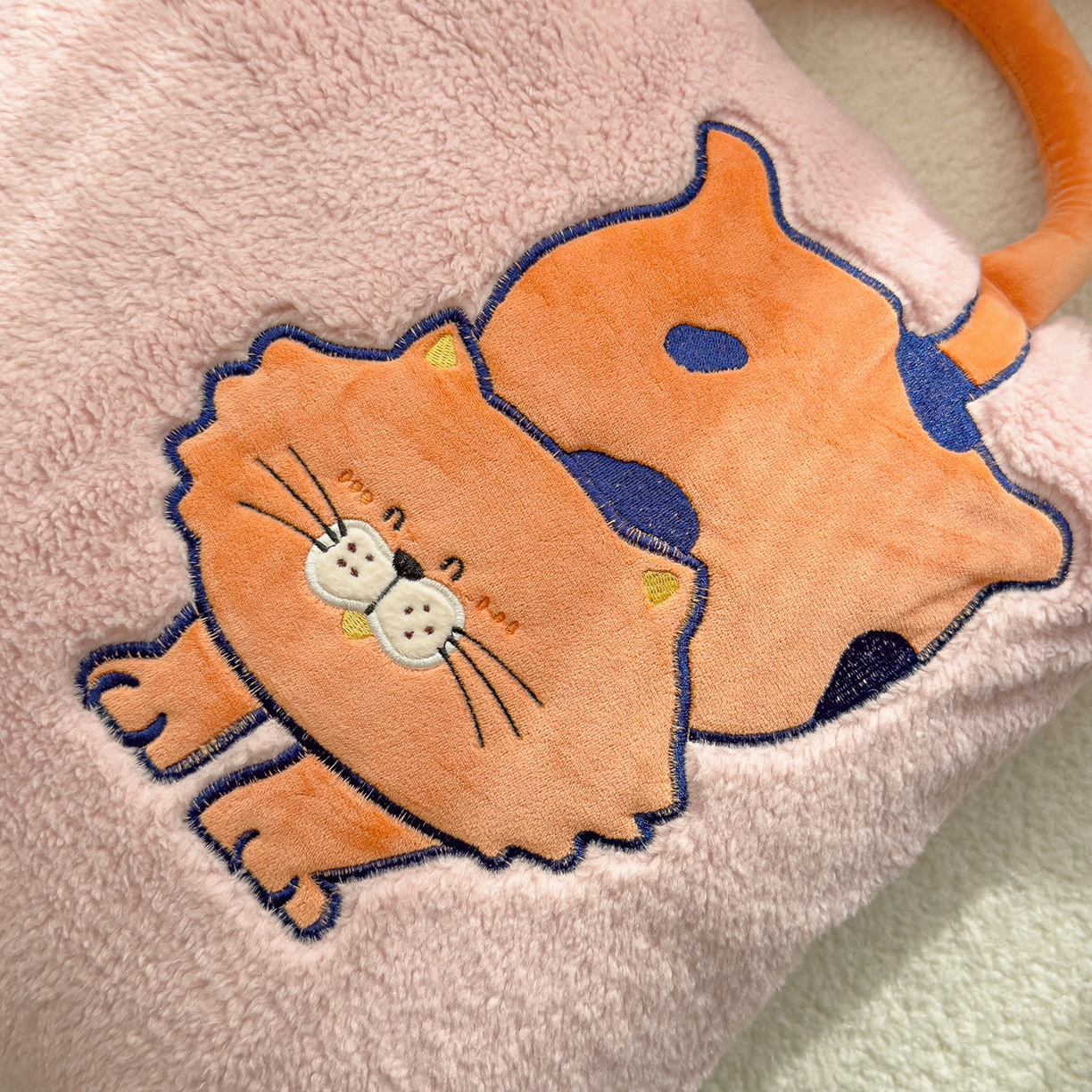 91家纺网 家纺一手货源 找家纺 诺可 2025新款丹麦绒贴布绣手提小猫抱枕被 小猫-粉