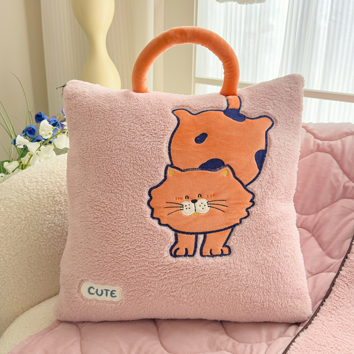 91家纺网 家纺一手货源 找家纺 诺可 2025新款丹麦绒贴布绣手提小猫抱枕被 小猫-粉