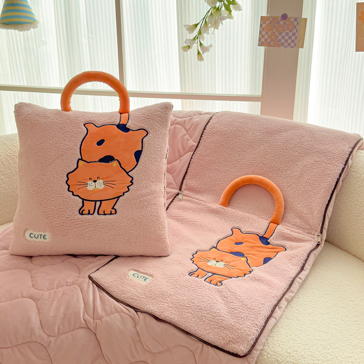 91家纺网 家纺一手货源 找家纺 诺可 2025新款丹麦绒贴布绣手提小猫抱枕被 小猫-粉