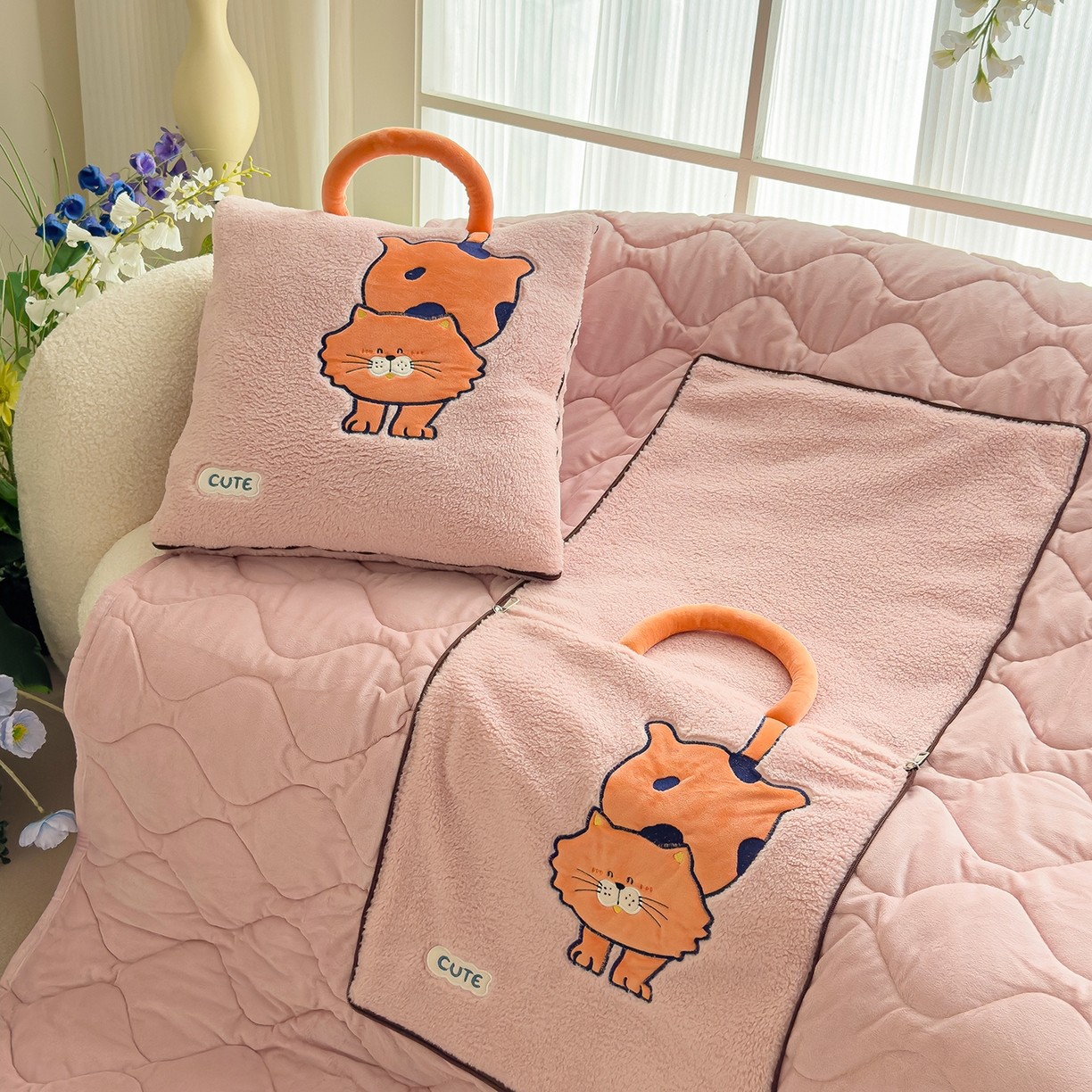 91家纺网 家纺一手货源 找家纺 诺可 2025新款丹麦绒贴布绣手提小猫抱枕被 小猫-粉