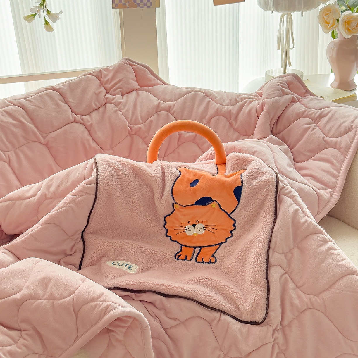 91家纺网 家纺一手货源 找家纺 诺可 2025新款丹麦绒贴布绣手提小猫抱枕被 小猫-粉